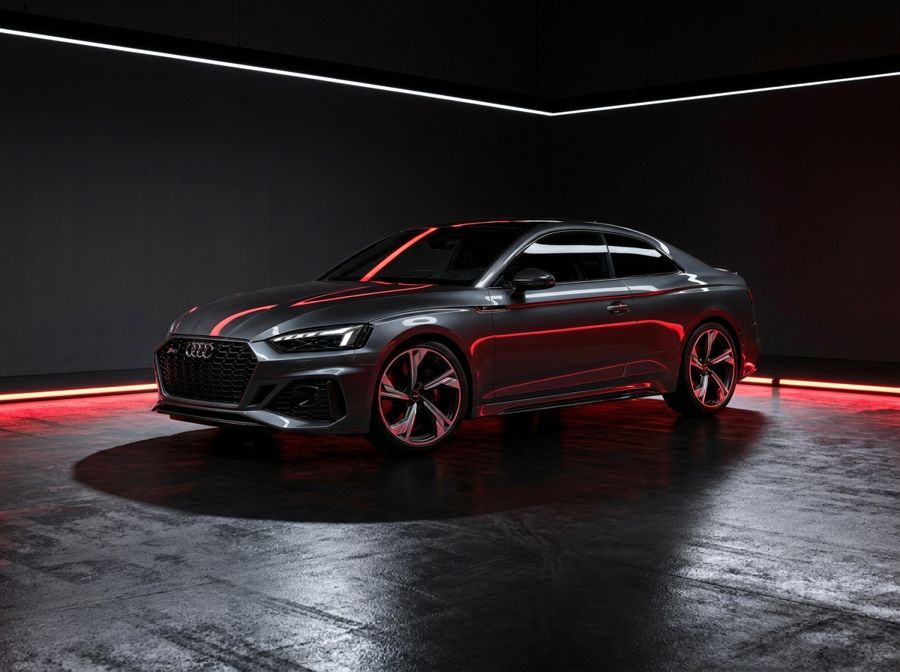 Audi RS под направленным светом