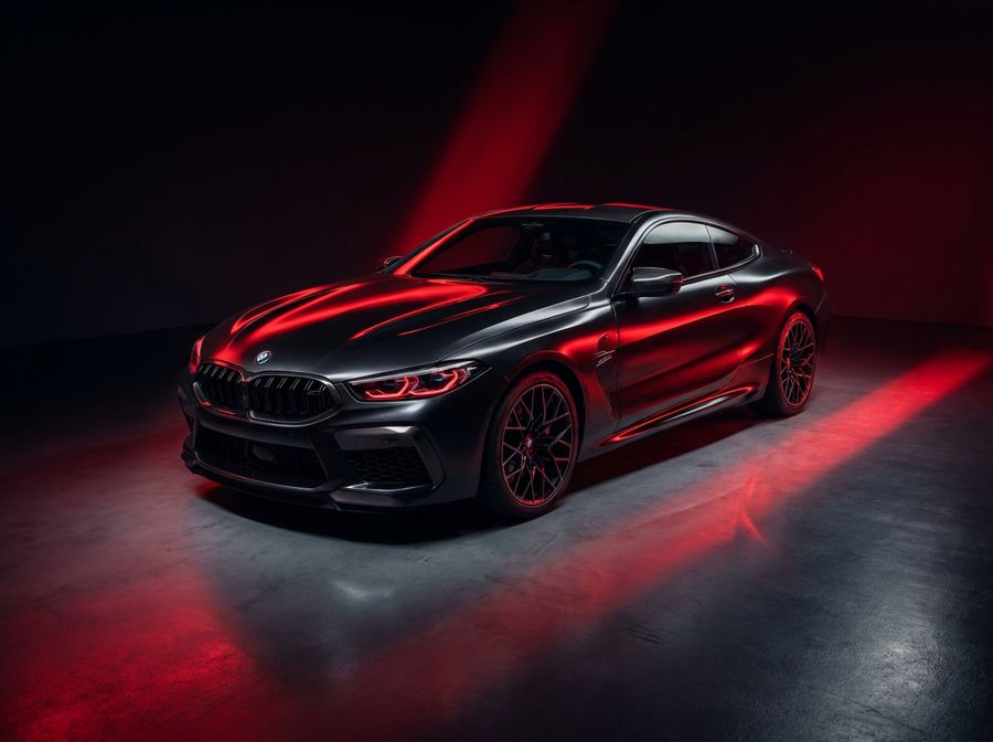 BMW M8 в ночном свете