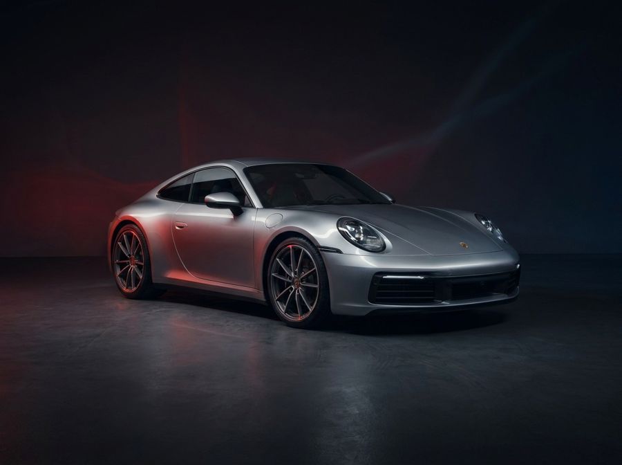 Porsche 911 в тёмном выставочном пространстве